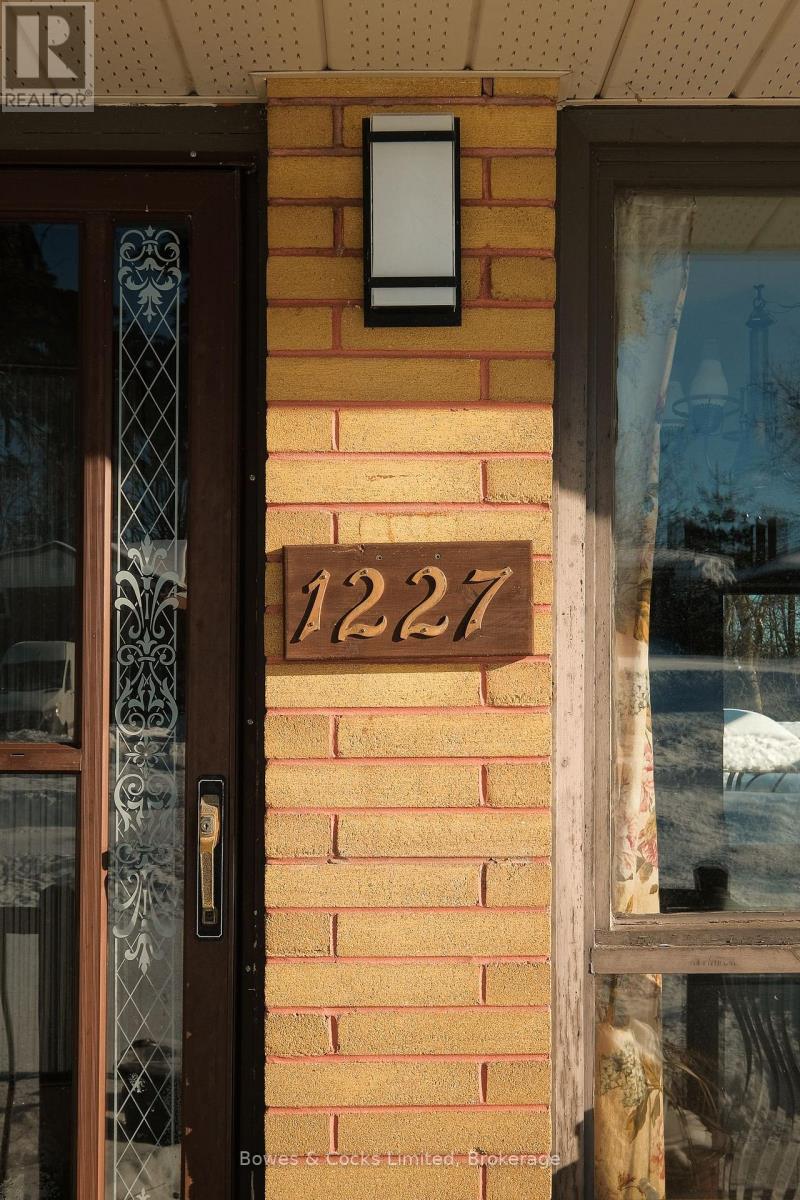 1227 Algonquin Boulevard, Peterborough (Northcrest Ward 5), Ontario  K9H 6N1 - Photo 3 - X12753074