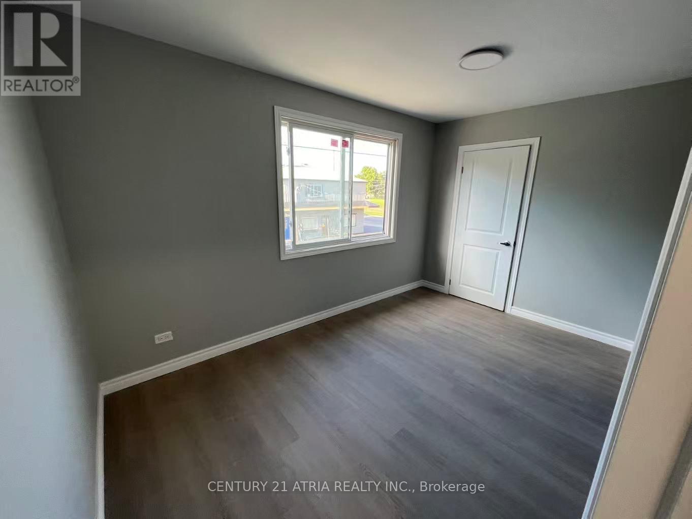 Upper - 757 Lock Street, Peterborough (Otonabee Ward 1), Ontario  K9J 2Z3 - Photo 4 - X12759948