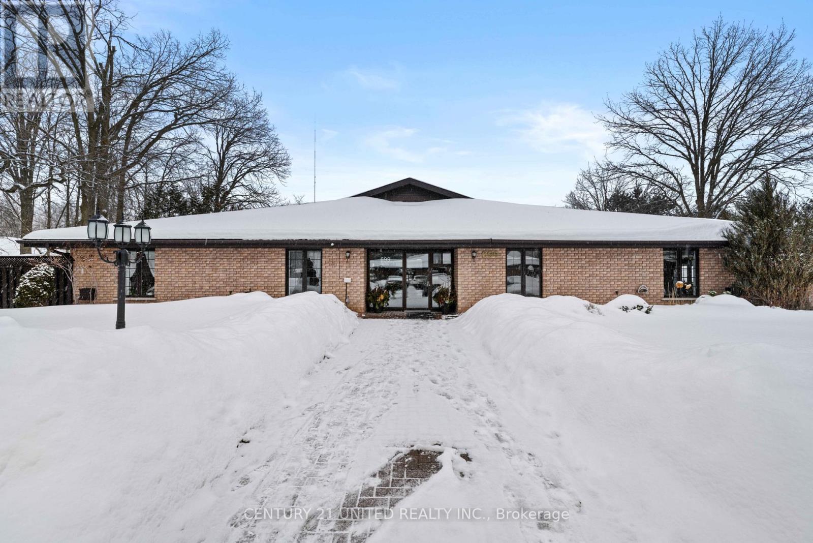 1 - 699 WHITAKER STREET, peterborough (ashburnham ward 4), Ontario