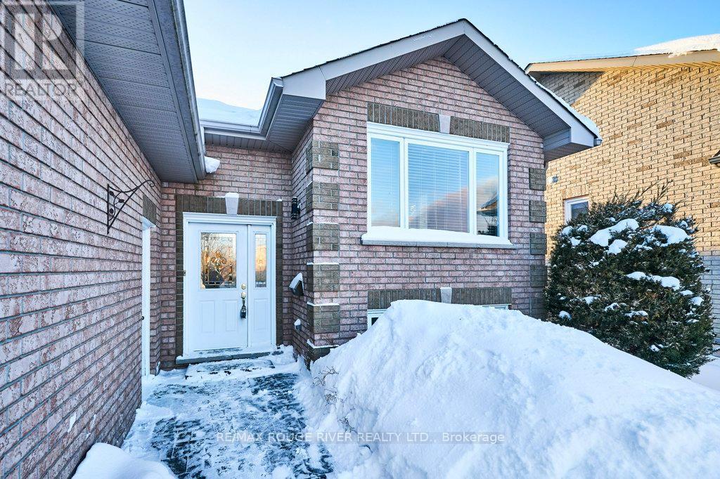 26 Eakins Crescent, Kawartha Lakes (Lindsay), Ontario  K9V 6J9 - Photo 5 - X12764074