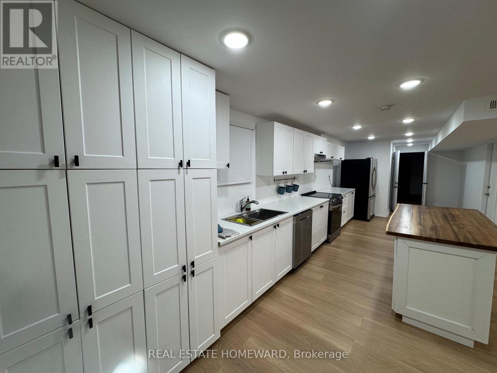 16 Carew Boulevard, Kawartha Lakes (Lindsay), Ontario  K9V 0J3 - Photo 2 - X12766824