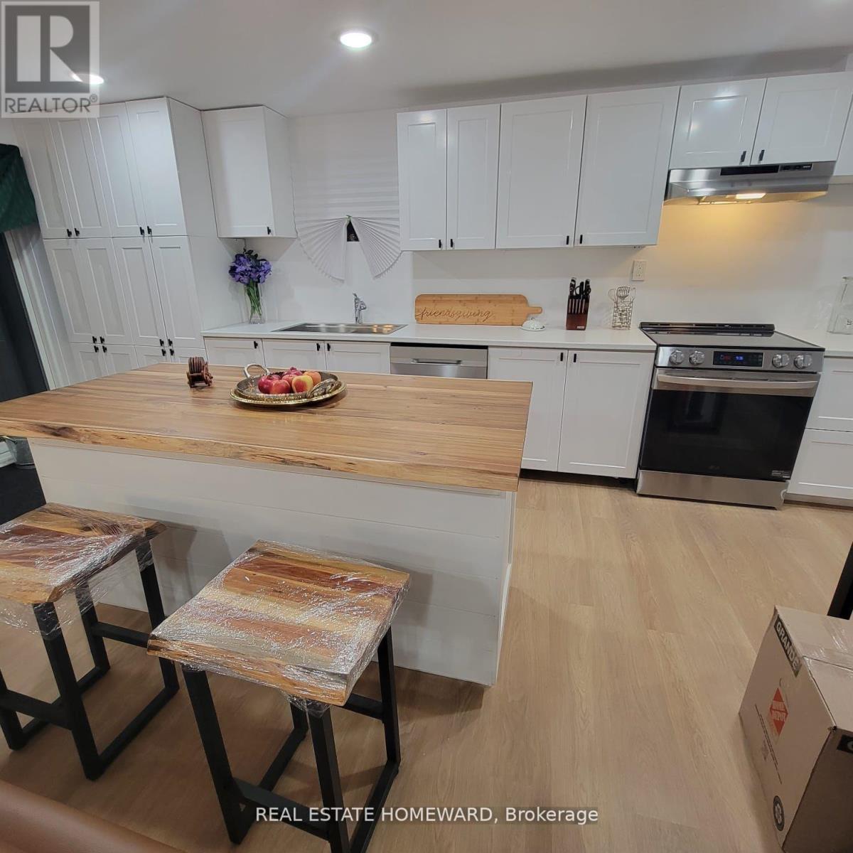 16 Carew Boulevard, Kawartha Lakes (Lindsay), Ontario  K9V 0J3 - Photo 3 - X12766824