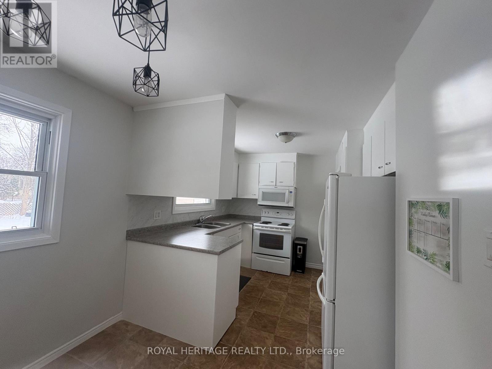 Upper - 900 Ellesmere Avenue, Peterborough (Northcrest Ward 5), Ontario  K9H 7A7 - Photo 10 - X12767154