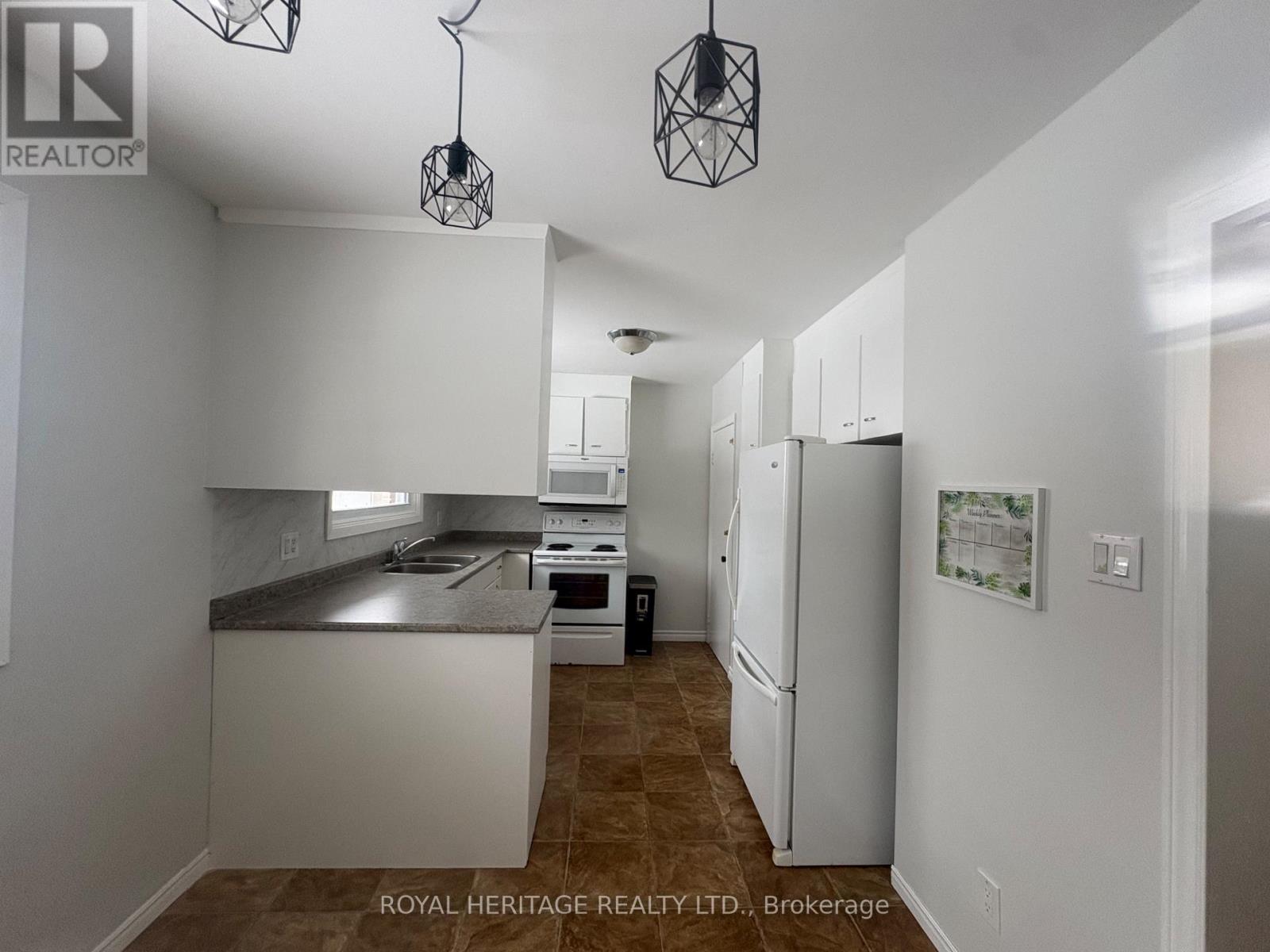 Upper - 900 Ellesmere Avenue, Peterborough (Northcrest Ward 5), Ontario  K9H 7A7 - Photo 11 - X12767154