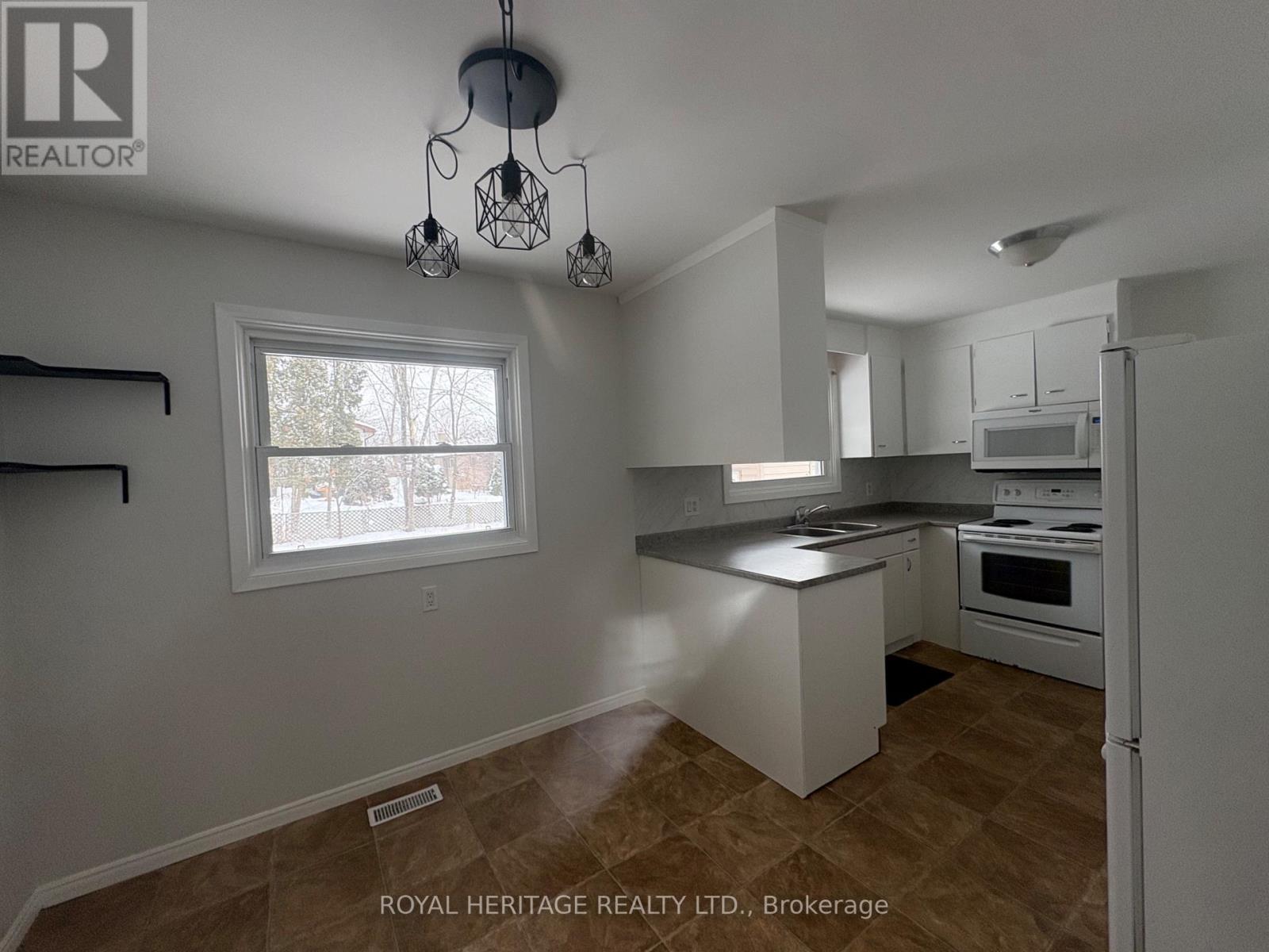 Upper - 900 Ellesmere Avenue, Peterborough (Northcrest Ward 5), Ontario  K9H 7A7 - Photo 14 - X12767154