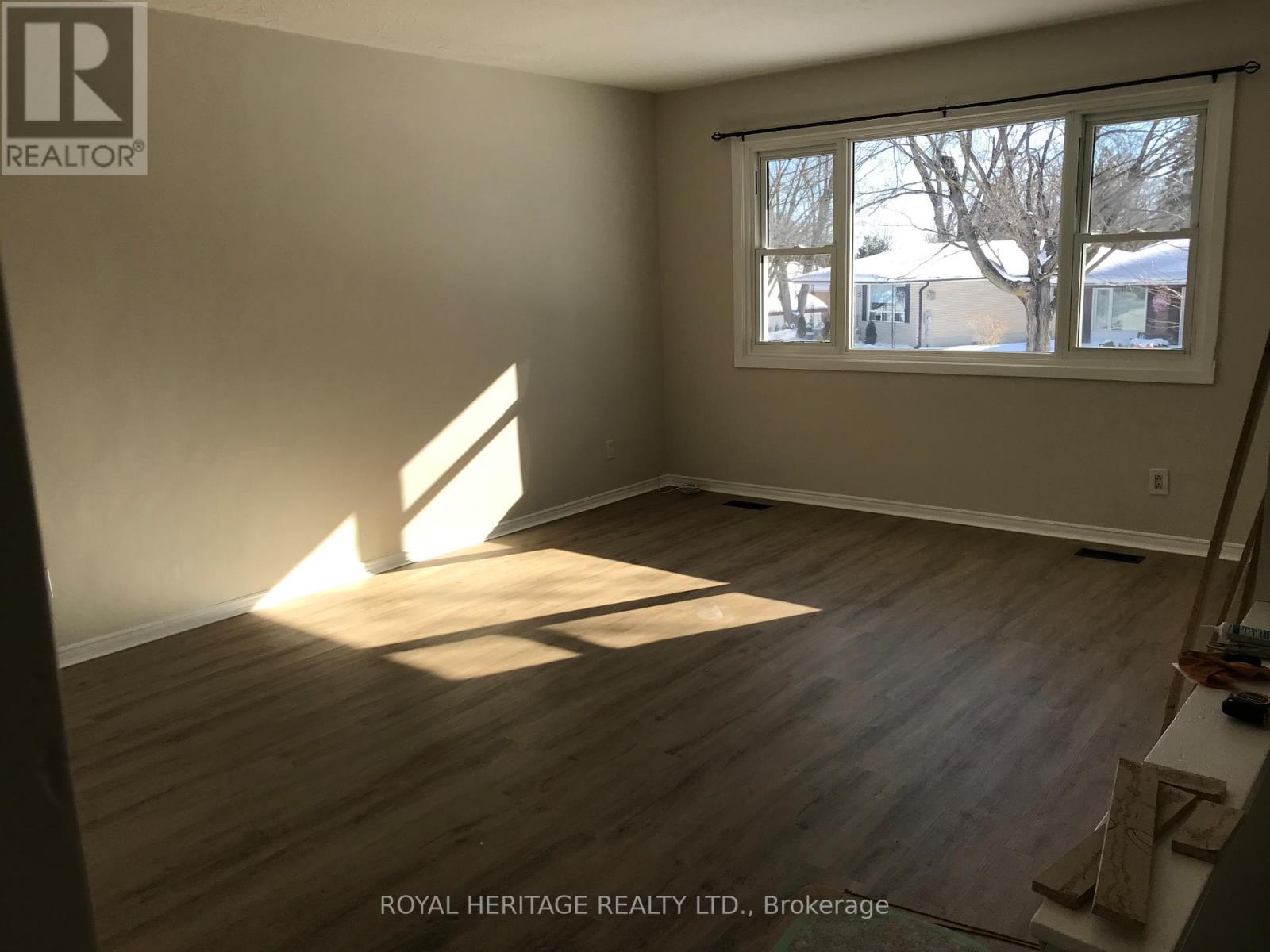 Upper - 900 Ellesmere Avenue, Peterborough (Northcrest Ward 5), Ontario  K9H 7A7 - Photo 15 - X12767154