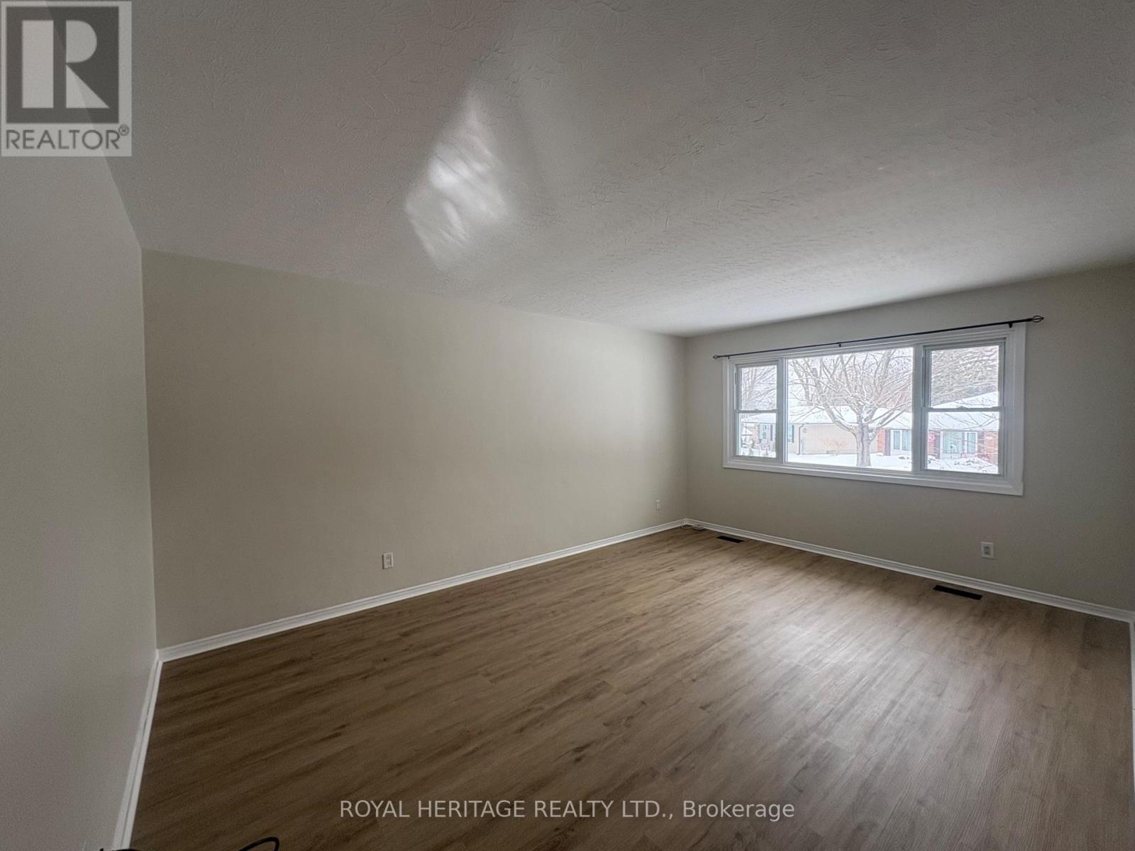 Upper - 900 Ellesmere Avenue, Peterborough (Northcrest Ward 5), Ontario  K9H 7A7 - Photo 16 - X12767154