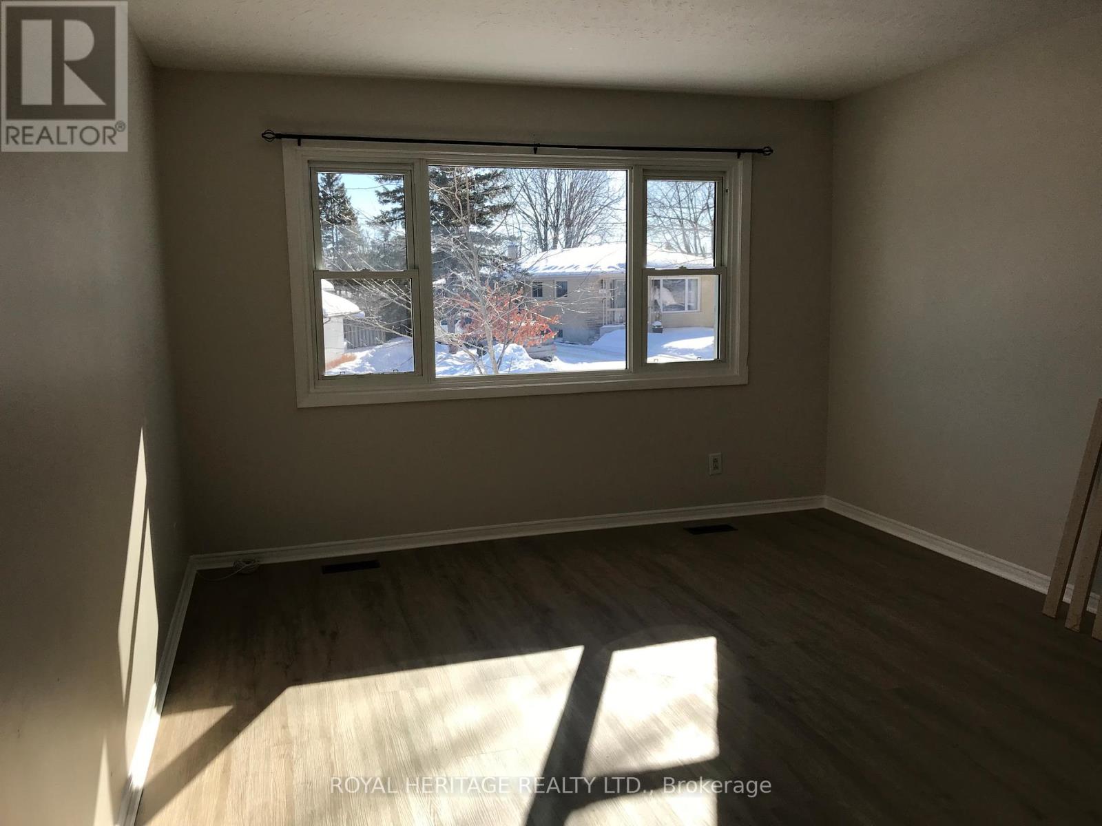 Upper - 900 Ellesmere Avenue, Peterborough (Northcrest Ward 5), Ontario  K9H 7A7 - Photo 23 - X12767154