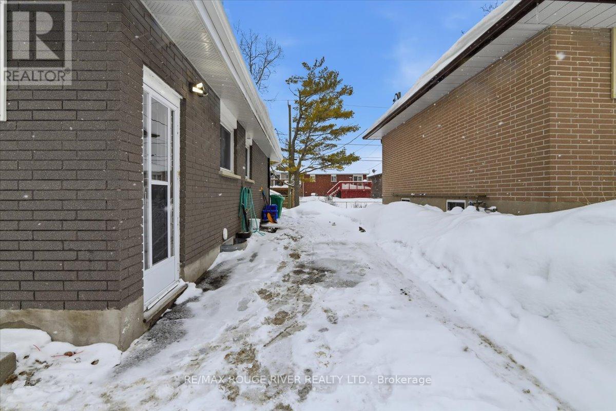 499 Raymond Street, Peterborough (Northcrest Ward 5), Ontario  K9H 5M7 - Photo 3 - X12770218