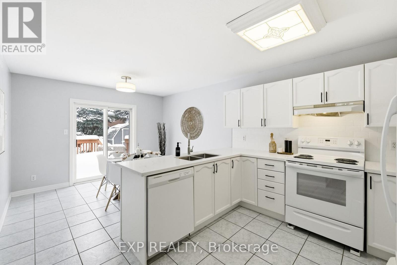 10 Mcgibbon Boulevard, Kawartha Lakes (Lindsay), Ontario  K9V 6G3 - Photo 13 - X12772434