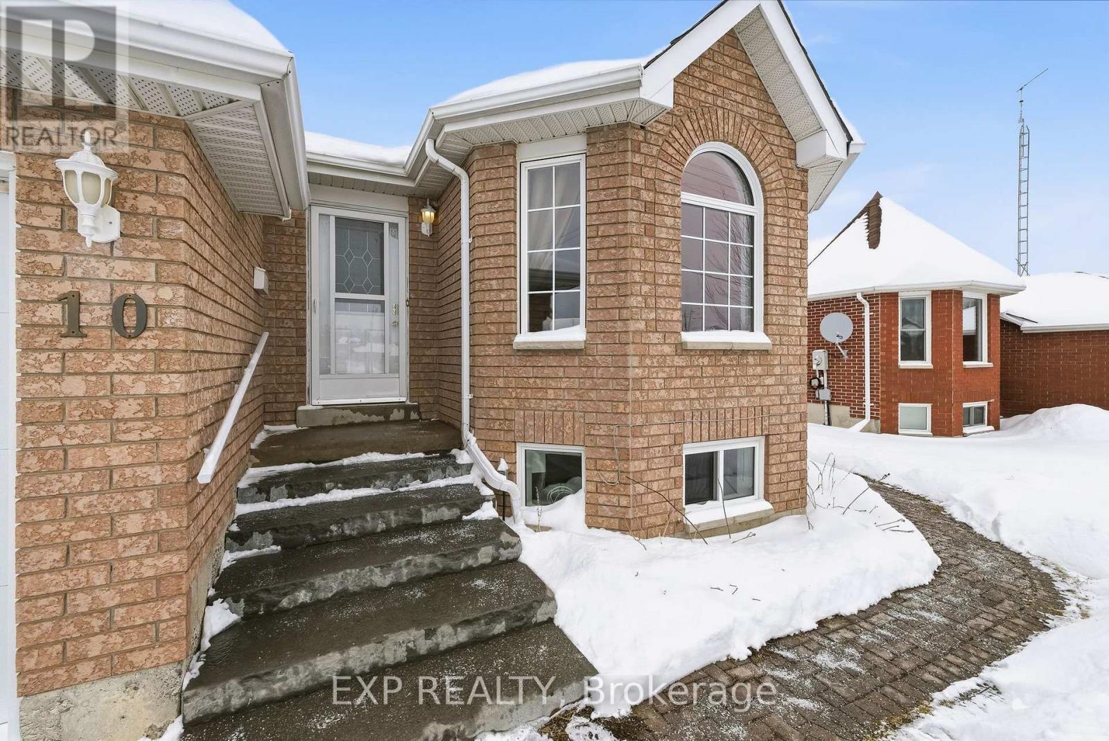 10 Mcgibbon Boulevard, Kawartha Lakes (Lindsay), Ontario  K9V 6G3 - Photo 5 - X12772434