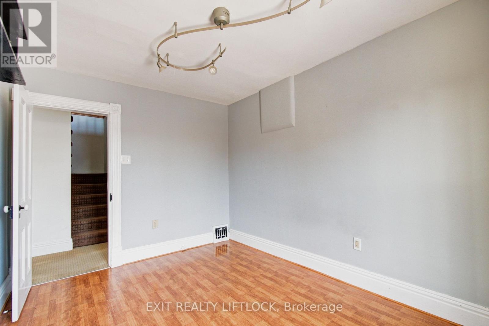 558 Chamberlain Street, Peterborough (Otonabee Ward 1), Ontario  K9J 4L5 - Photo 21 - X12772612