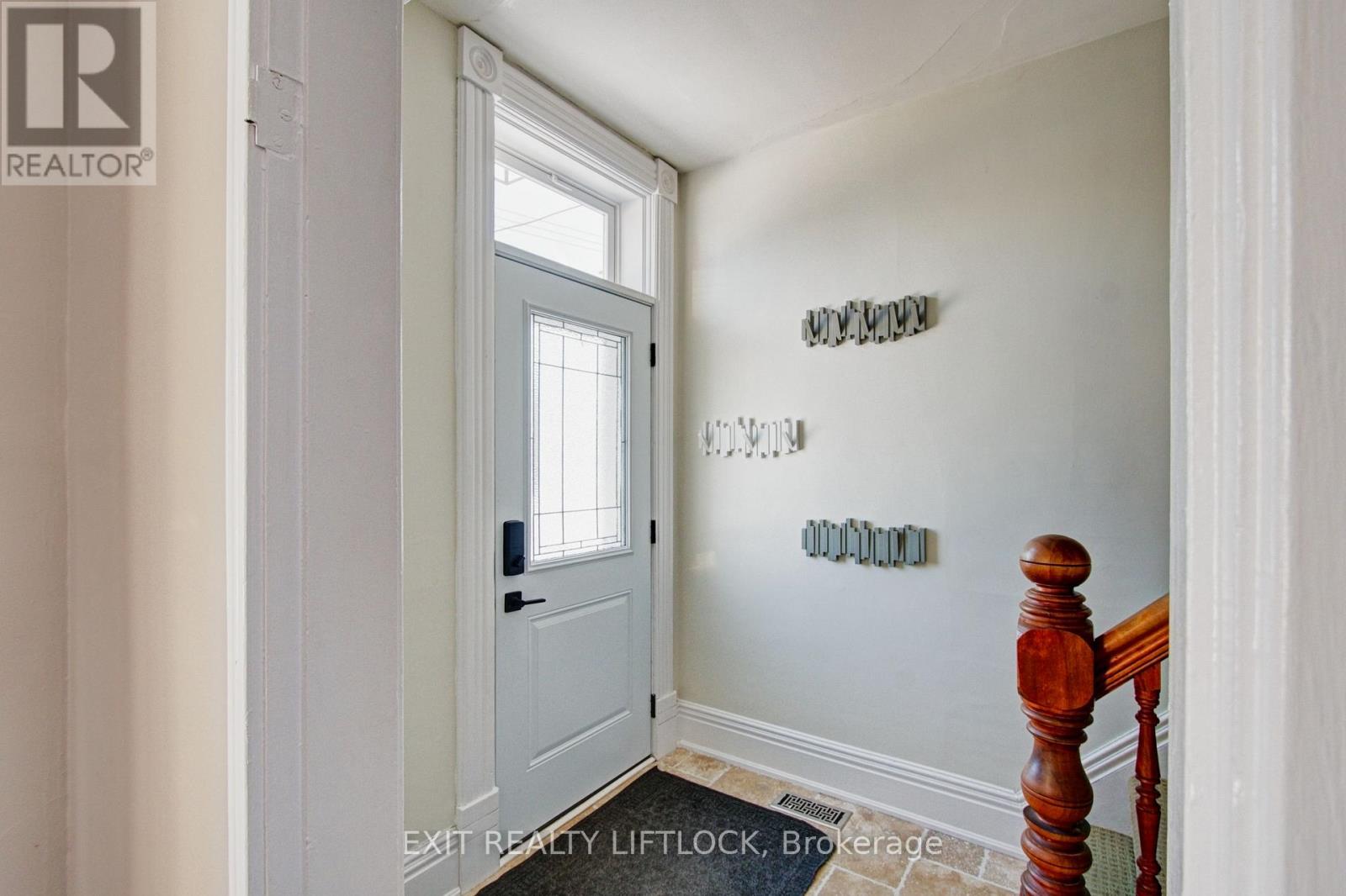 558 Chamberlain Street, Peterborough (Otonabee Ward 1), Ontario  K9J 4L5 - Photo 4 - X12772612