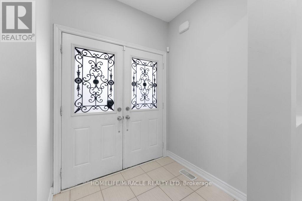 54 Truax Street, Kawartha Lakes (Lindsay), Ontario  K9V 0E3 - Photo 2 - X12776784