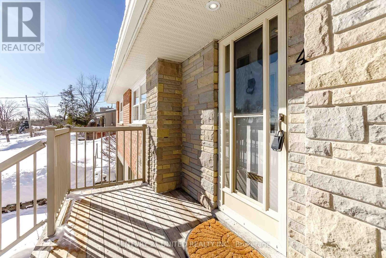 43 Crestwood Avenue, Peterborough (Monaghan Ward 2), Ontario  K9J 1N1 - Photo 2 - X12780156