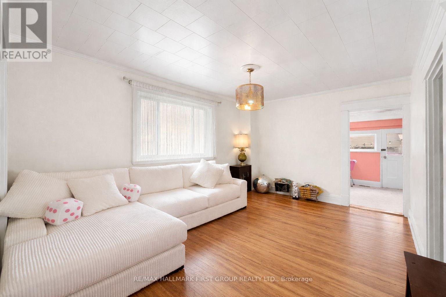 168 Adeline Street, Peterborough (Town Ward 3), Ontario  K9J 5E3 - Photo 8 - X12785930