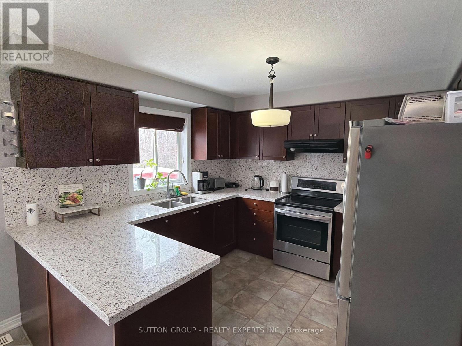 28 Cook Street, Kawartha Lakes (Lindsay), Ontario  K9V 0A7 - Photo 8 - X12790104