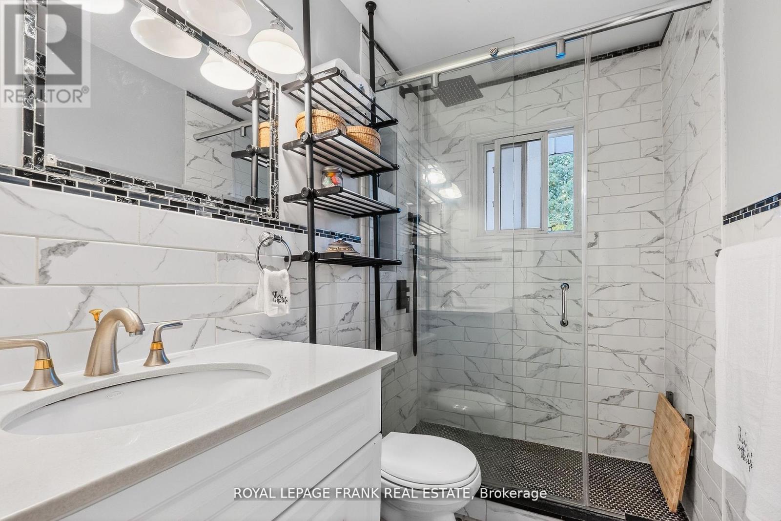 32 Melbourne Street E, Kawartha Lakes (Lindsay), Ontario  K9V 1X7 - Photo 17 - X12793190