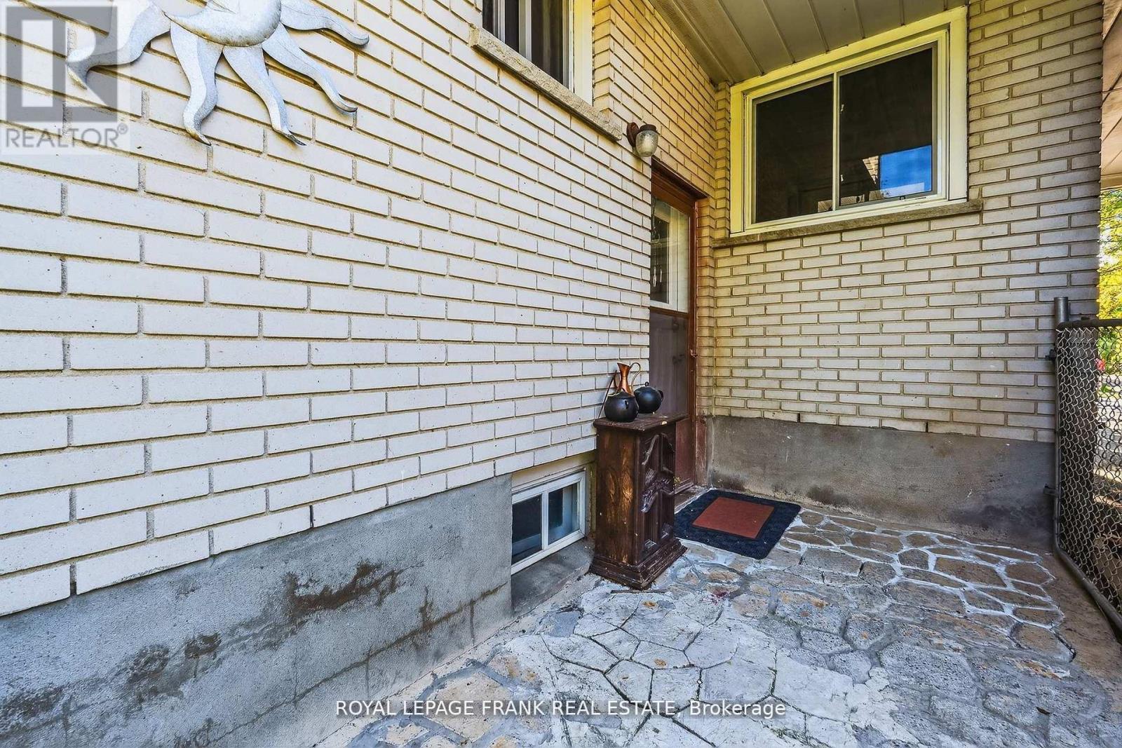 32 Melbourne Street E, Kawartha Lakes (Lindsay), Ontario  K9V 1X7 - Photo 36 - X12793190