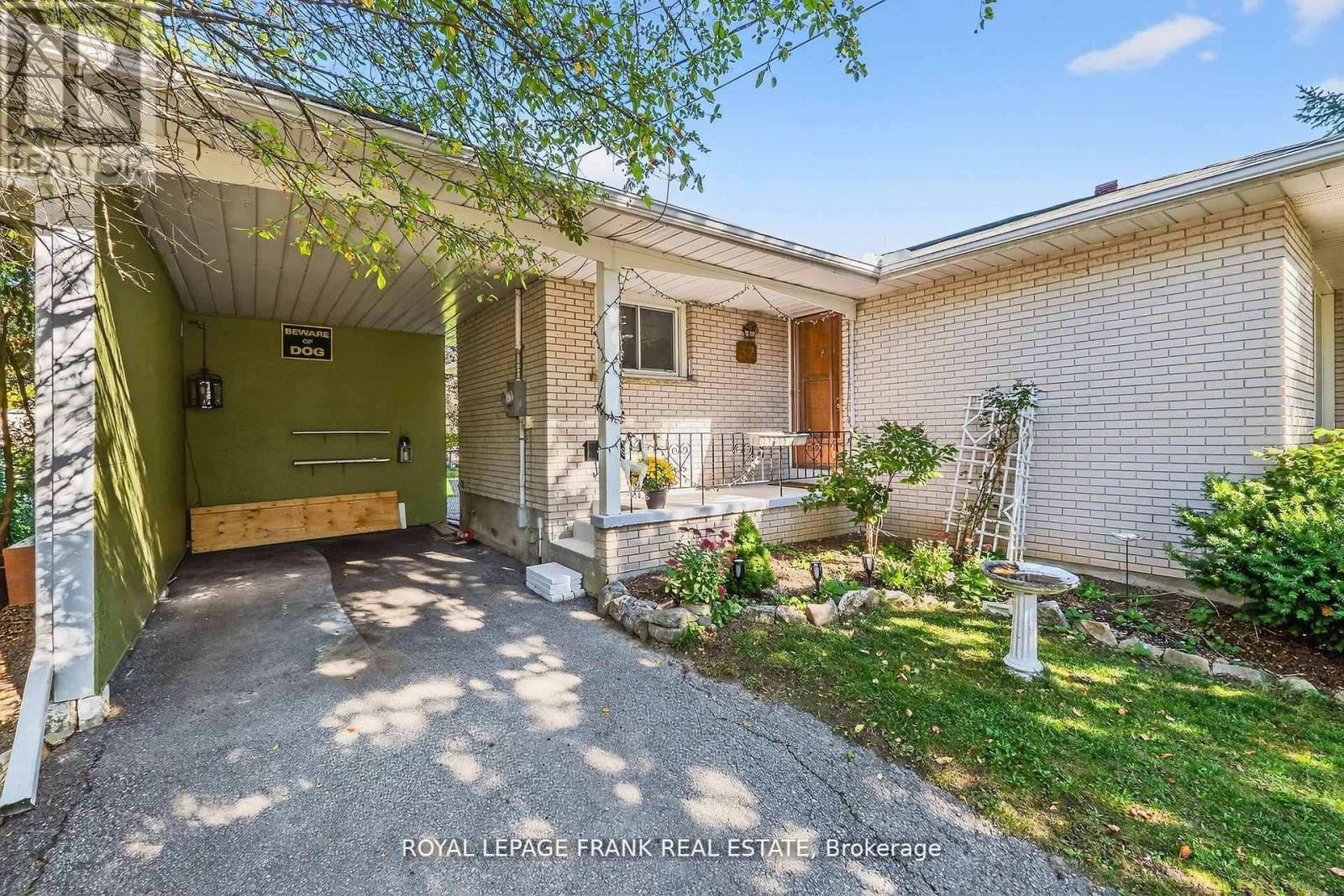 32 Melbourne Street E, Kawartha Lakes (Lindsay), Ontario  K9V 1X7 - Photo 4 - X12793190