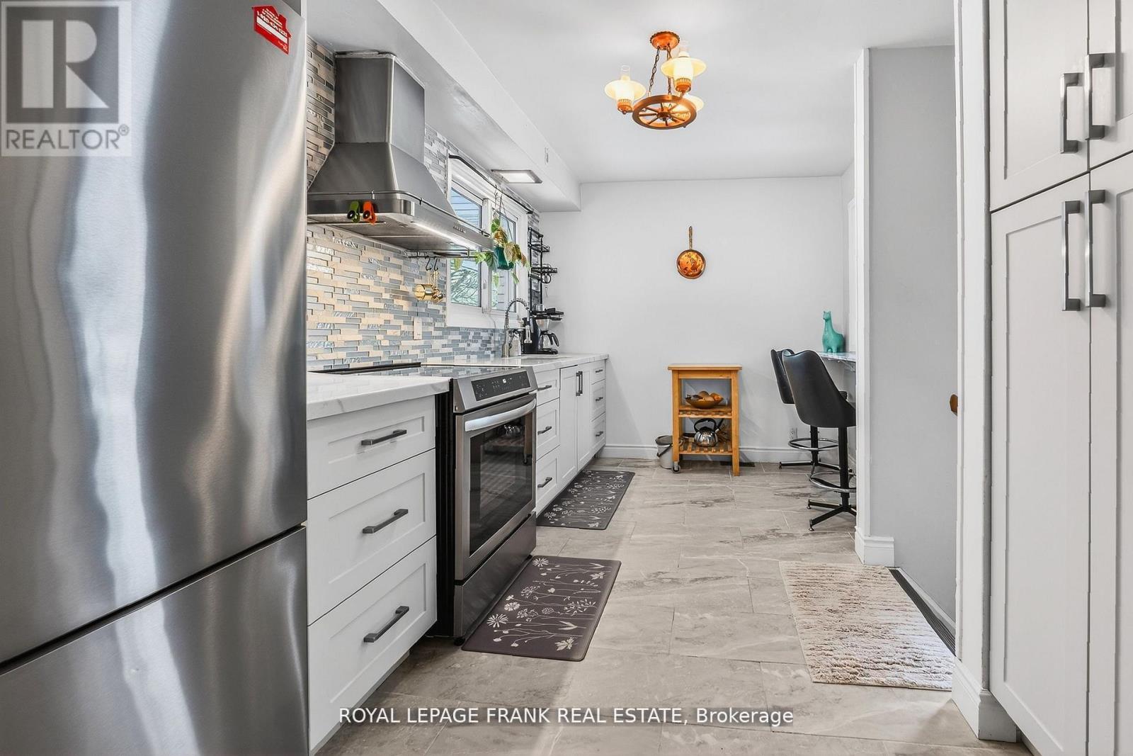 32 Melbourne Street E, Kawartha Lakes (Lindsay), Ontario  K9V 1X7 - Photo 6 - X12793190