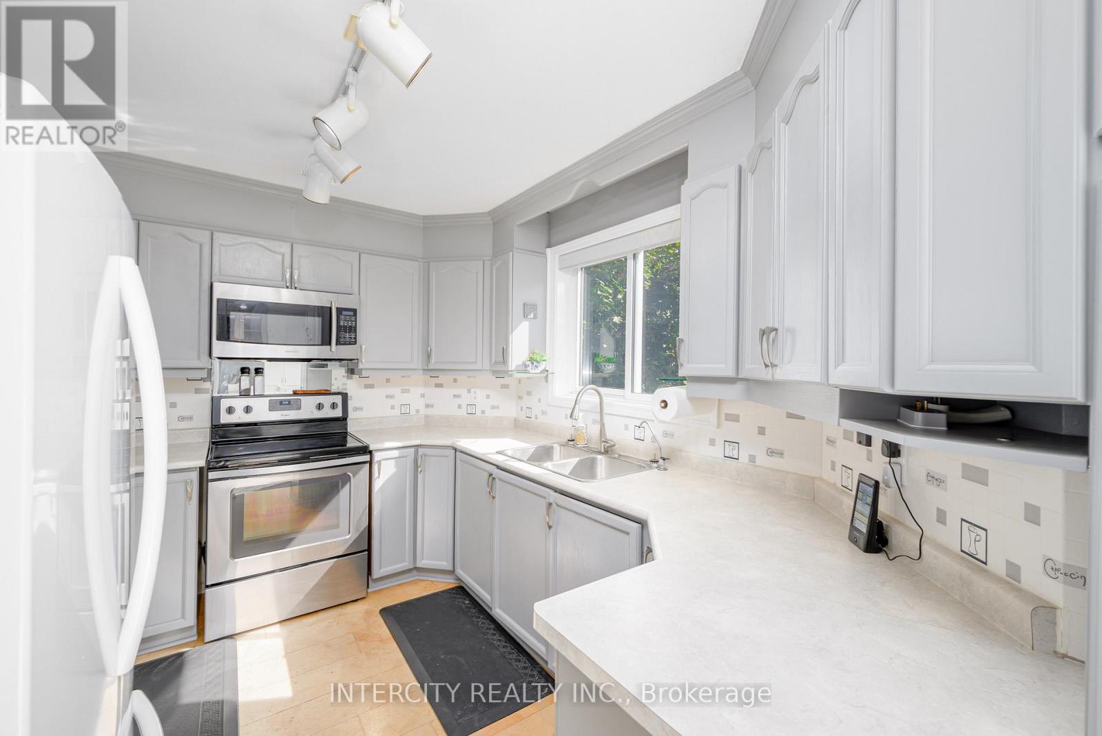 48 Champlain Boulevard, Kawartha Lakes (Lindsay), Ontario  K9V 0J1 - Photo 15 - X12793140