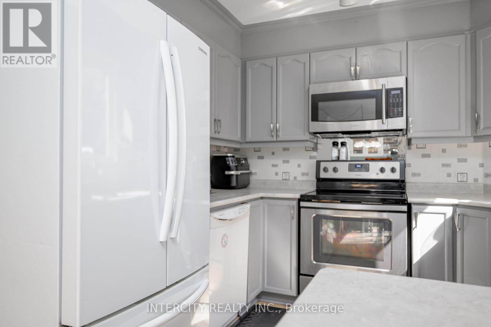 48 Champlain Boulevard, Kawartha Lakes (Lindsay), Ontario  K9V 0J1 - Photo 17 - X12793140