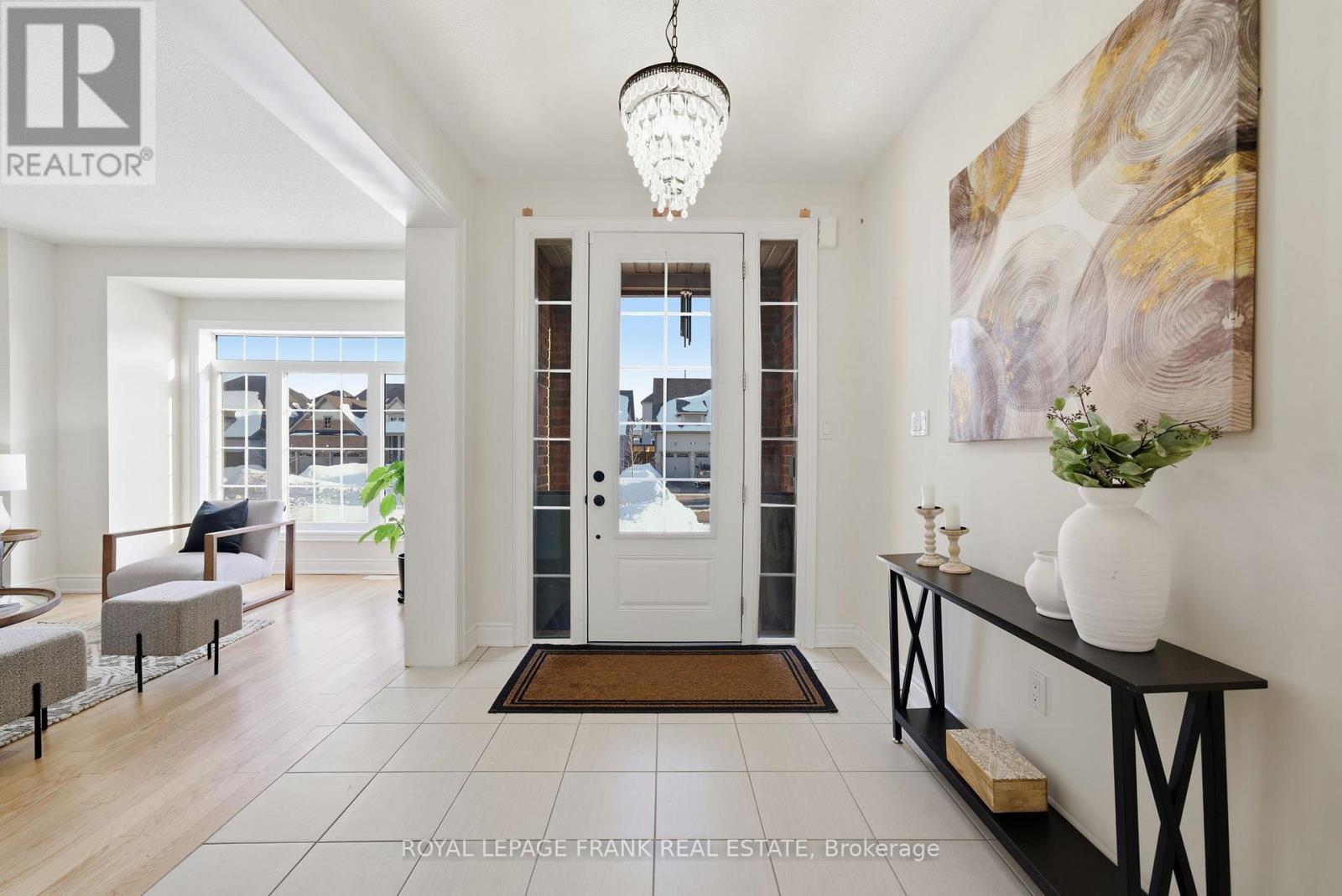 60 Hennessey Crescent, Kawartha Lakes (Lindsay), Ontario  K9V 0P3 - Photo 5 - X12807752