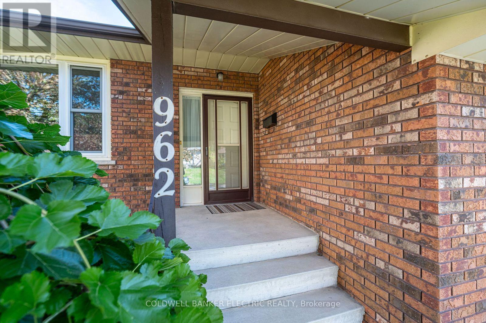 962 Golfview Road, Peterborough (Otonabee Ward 1), Ontario  K9J 7W4 - Photo 3 - X12814460