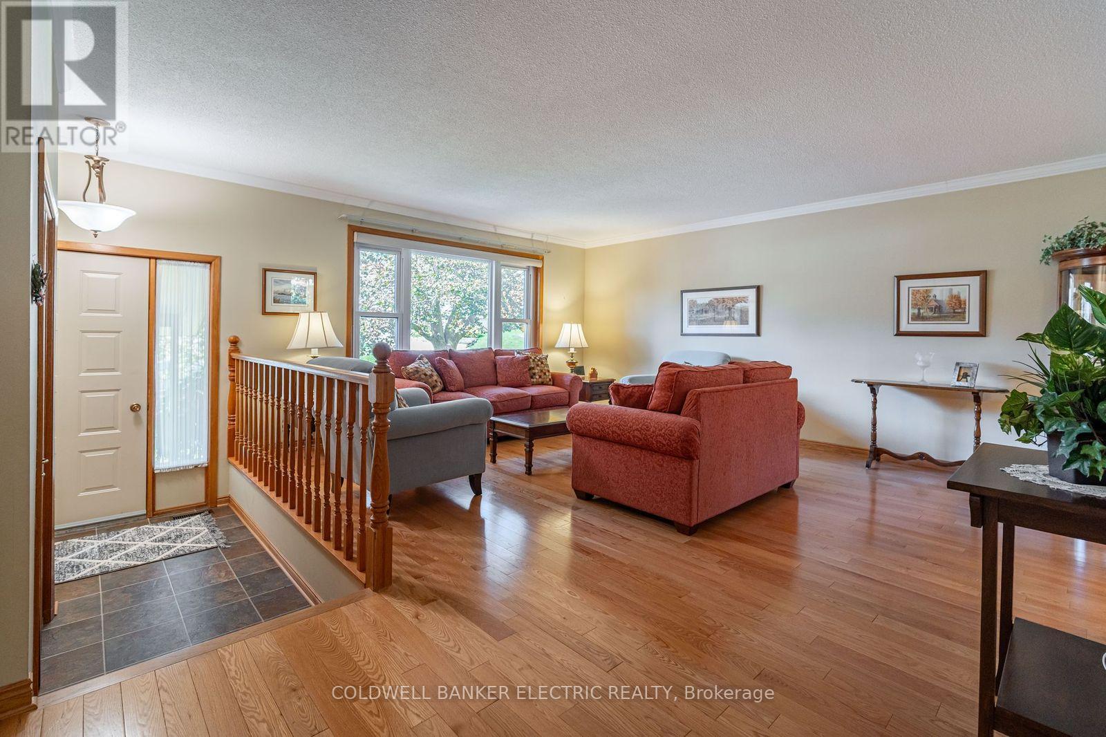 962 Golfview Road, Peterborough (Otonabee Ward 1), Ontario  K9J 7W4 - Photo 4 - X12814460