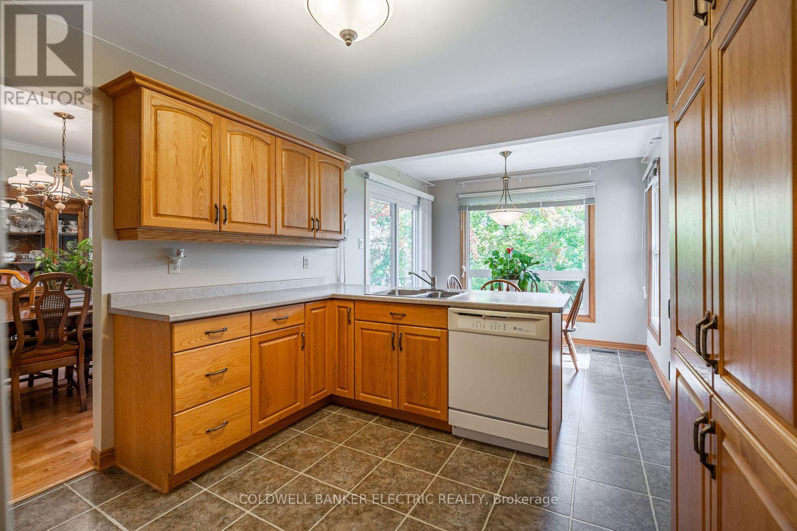 962 Golfview Road, Peterborough (Otonabee Ward 1), Ontario  K9J 7W4 - Photo 9 - X12814460