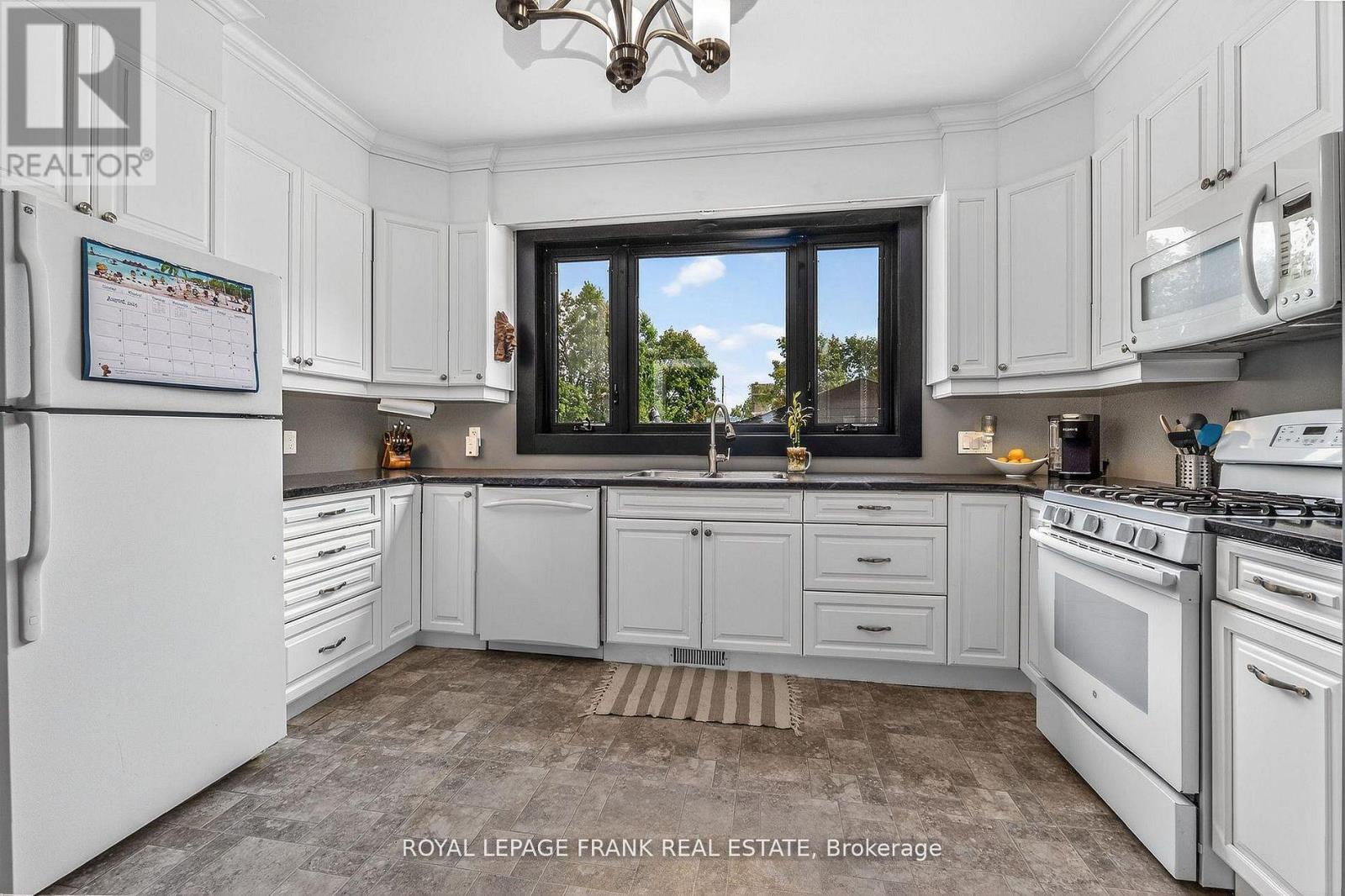 69 Peel Street, Kawartha Lakes (Lindsay), Ontario  K9V 3M5 - Photo 12 - X12818556