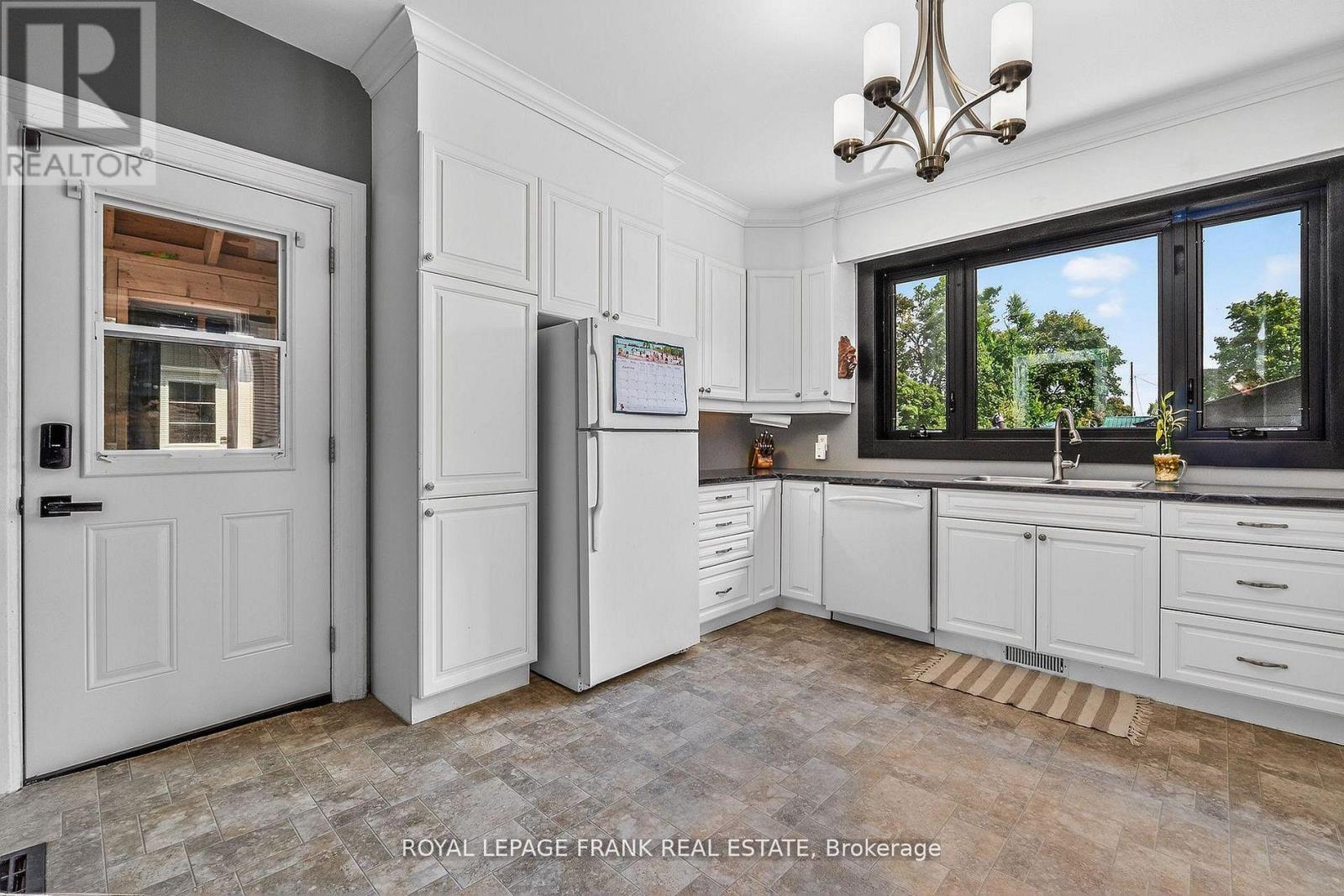 69 Peel Street, Kawartha Lakes (Lindsay), Ontario  K9V 3M5 - Photo 13 - X12818556