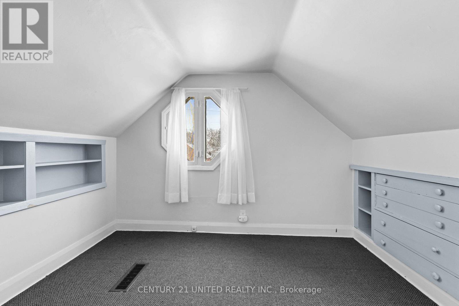 598 Donegal Street, Peterborough (Town Ward 3), Ontario  K9H 4M4 - Photo 13 - X12820566