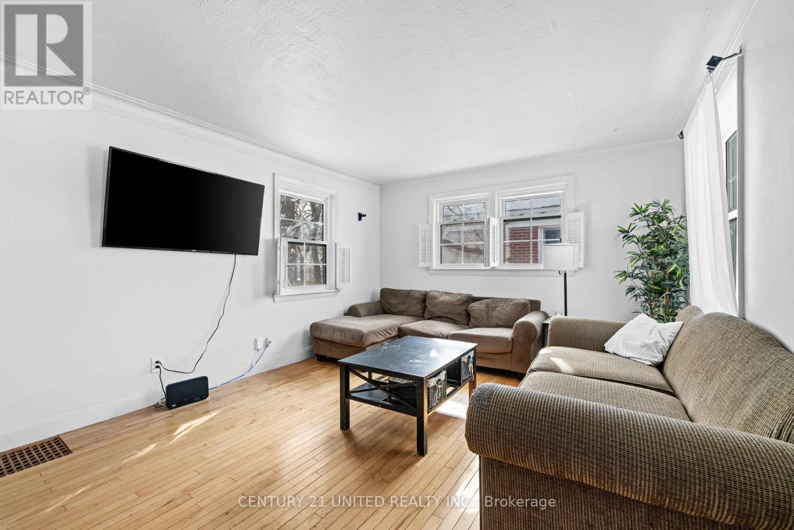 598 Donegal Street, Peterborough (Town Ward 3), Ontario  K9H 4M4 - Photo 5 - X12820566