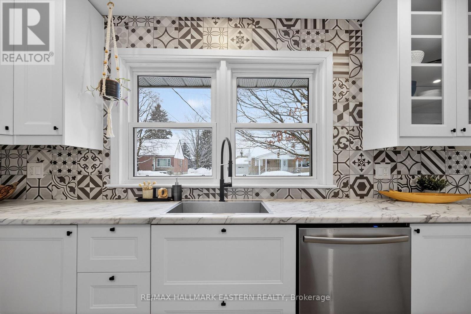 98 Arthur Avenue, Peterborough (Otonabee Ward 1), Ontario  K9J 5X8 - Photo 11 - X12822540