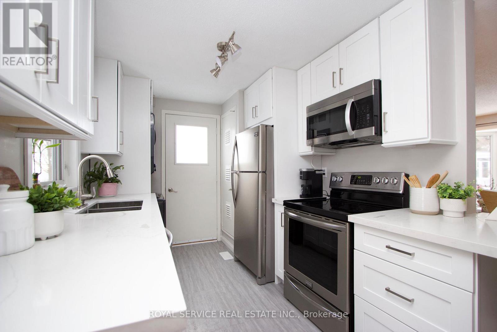 71 Bluffs Road, Clarington (Newcastle), Ontario  L1B 1A6 - Photo 11 - E12824080