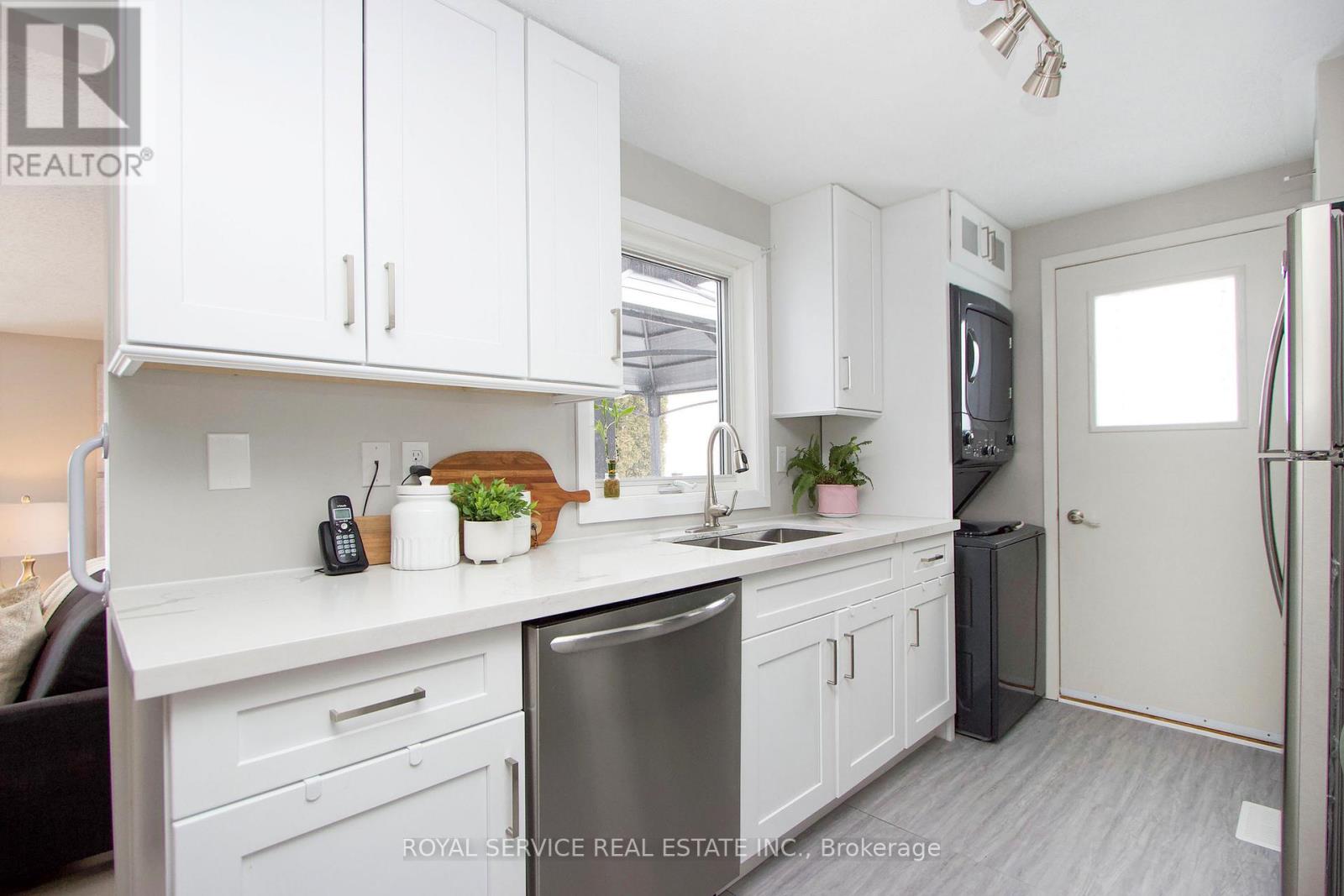 71 Bluffs Road, Clarington (Newcastle), Ontario  L1B 1A6 - Photo 12 - E12824080