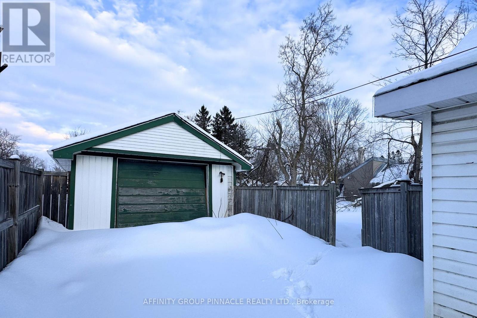 118 Lindsay Street S, Kawartha Lakes (Lindsay), Ontario  K9V 2M7 - Photo 3 - X12824888