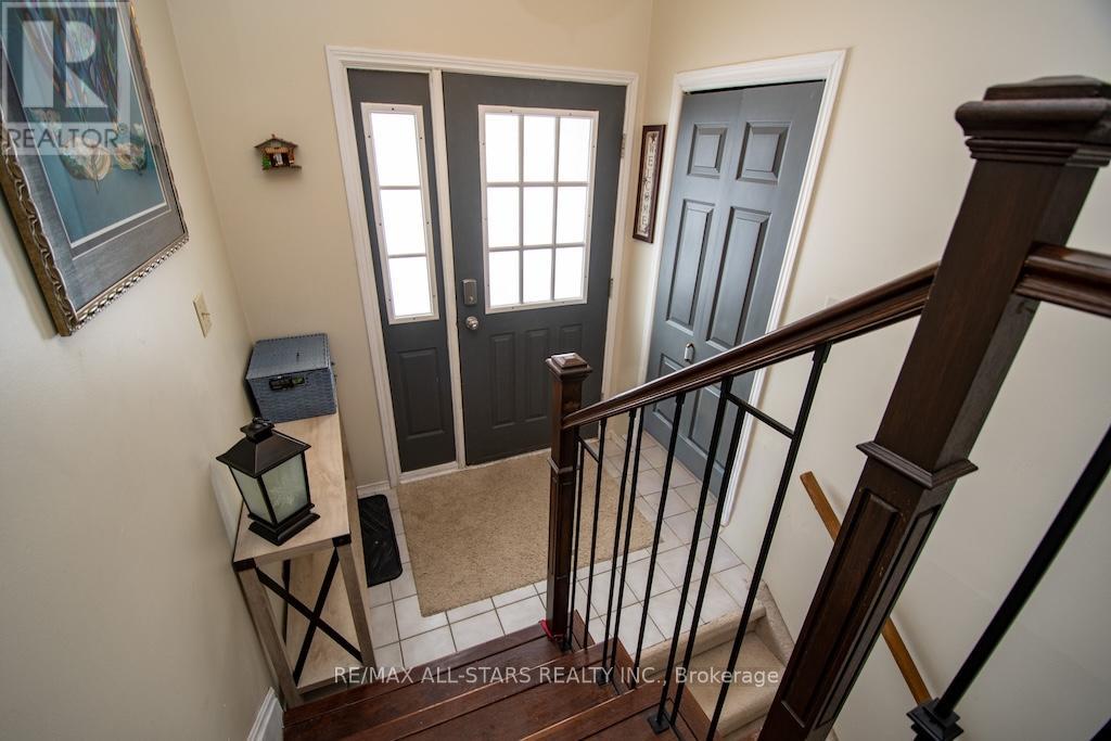 9 Don Court, Kawartha Lakes (Lindsay), Ontario  K9V 5T1 - Photo 4 - X12828068