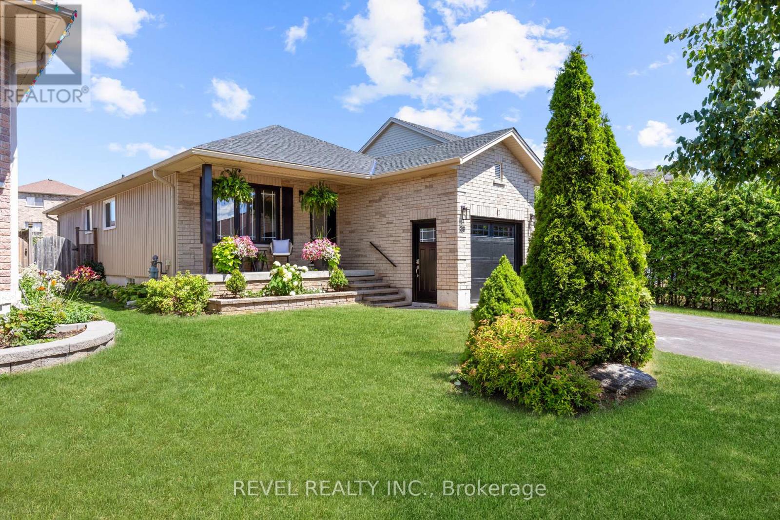 39 Springdale Drive, Kawartha Lakes (Lindsay), Ontario  K9V 0J4 - Photo 2 - X12832372