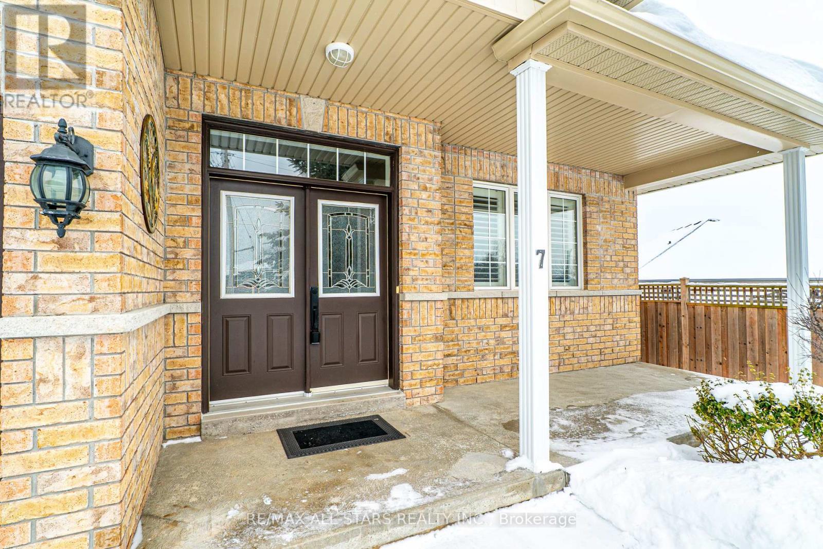 7 Parkside Drive, Kawartha Lakes (Lindsay), Ontario  K9V 5X9 - Photo 3 - X12832812