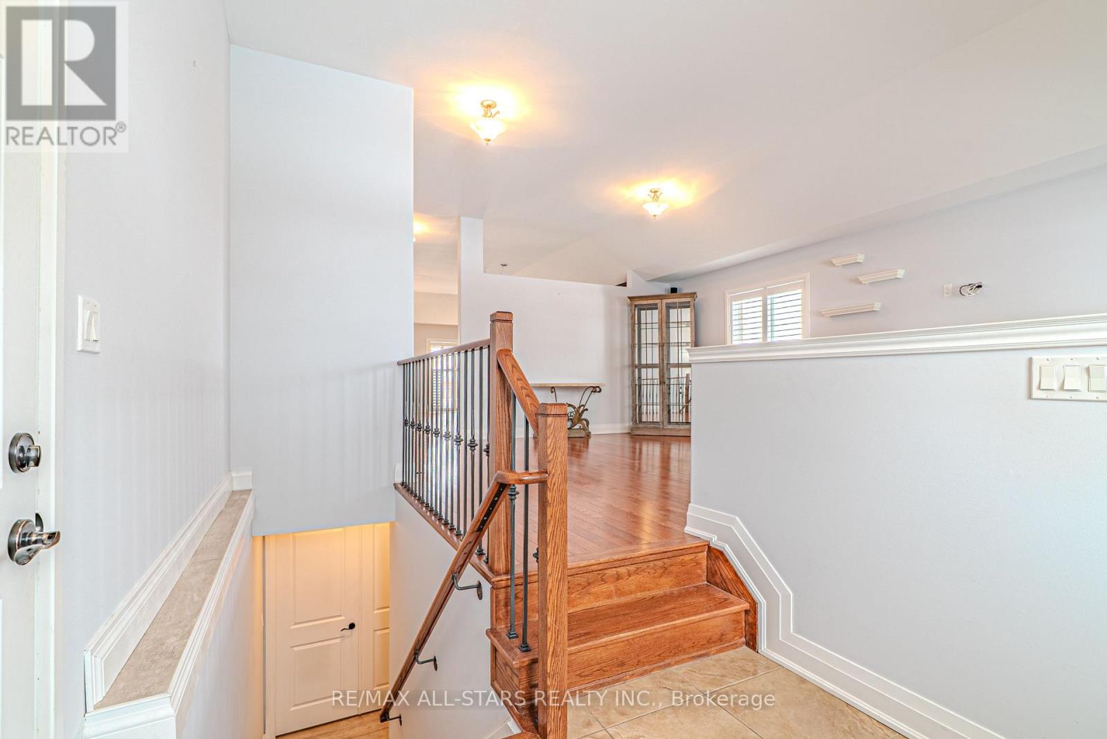 7 Parkside Drive, Kawartha Lakes (Lindsay), Ontario  K9V 5X9 - Photo 6 - X12832812