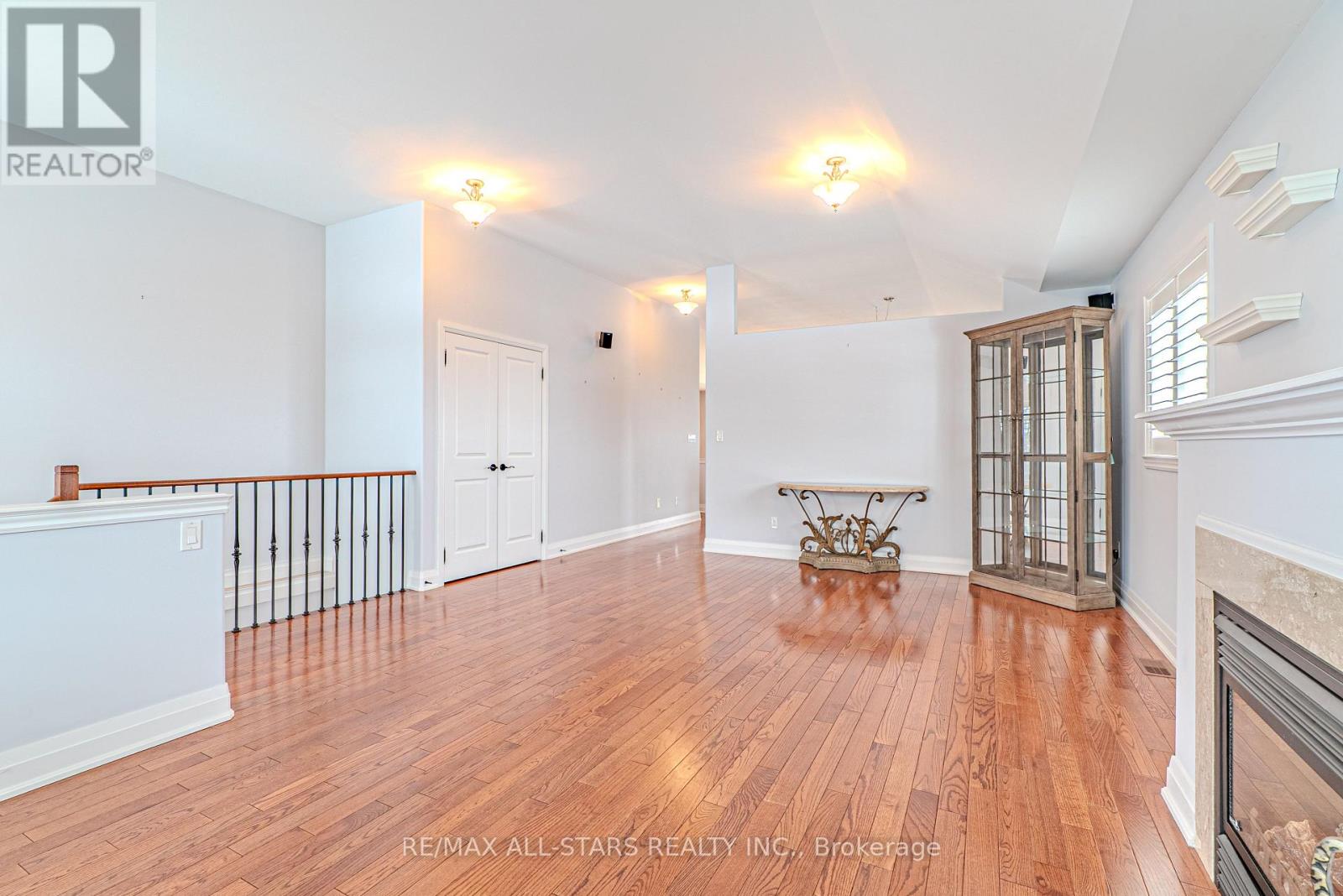 7 Parkside Drive, Kawartha Lakes (Lindsay), Ontario  K9V 5X9 - Photo 8 - X12832812