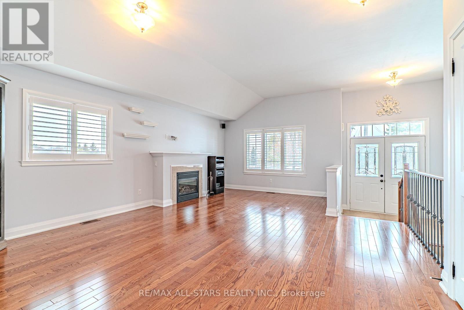 7 Parkside Drive, Kawartha Lakes (Lindsay), Ontario  K9V 5X9 - Photo 9 - X12832812