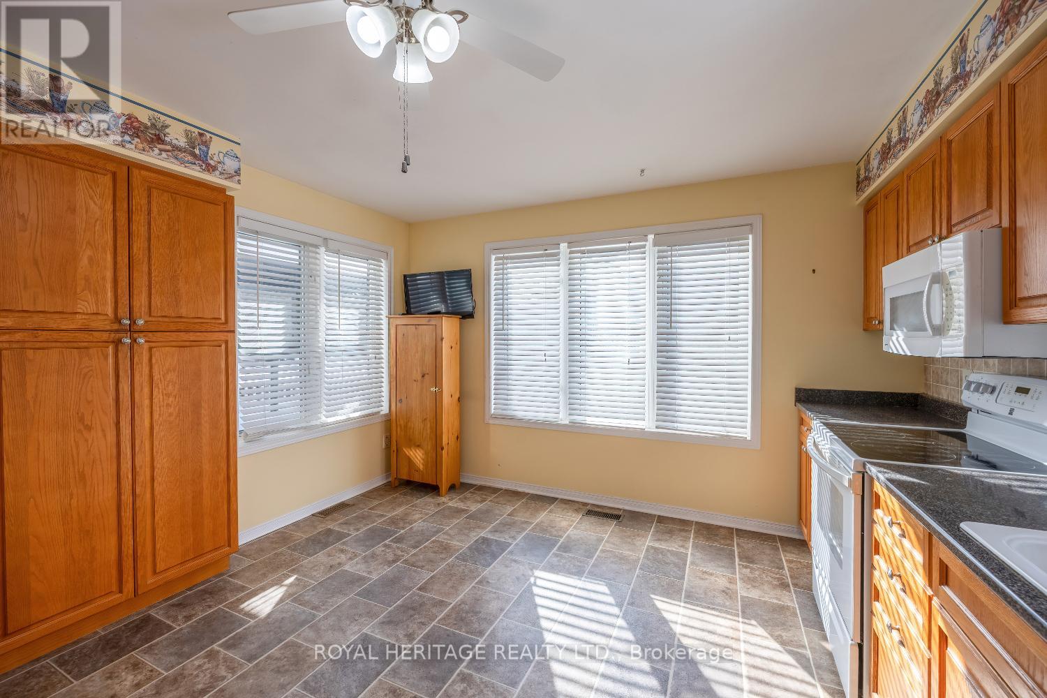 118 Bluffs Road, Clarington (Newcastle), Ontario  L1B 1A8 - Photo 14 - E12833450