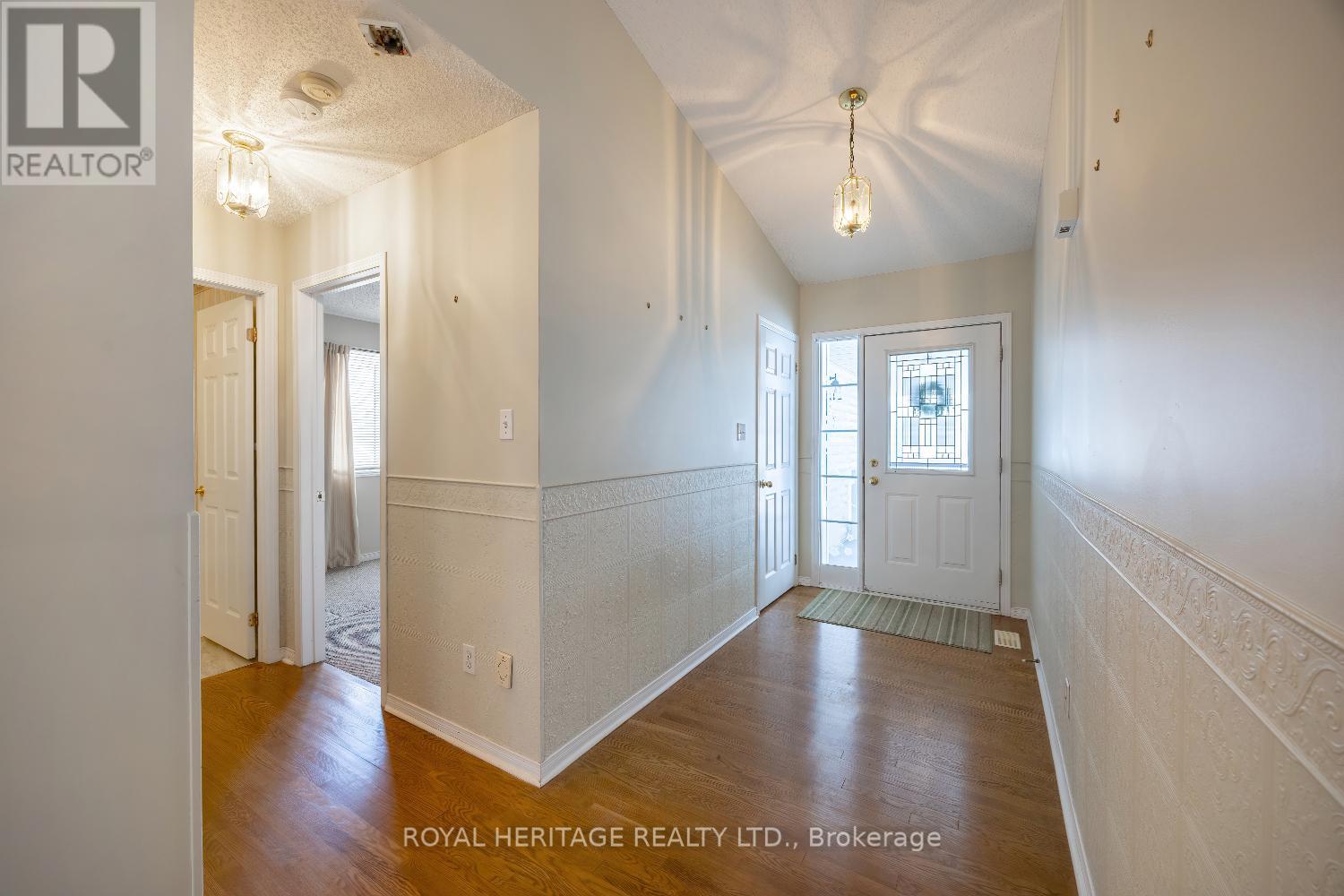 118 Bluffs Road, Clarington (Newcastle), Ontario  L1B 1A8 - Photo 3 - E12833450