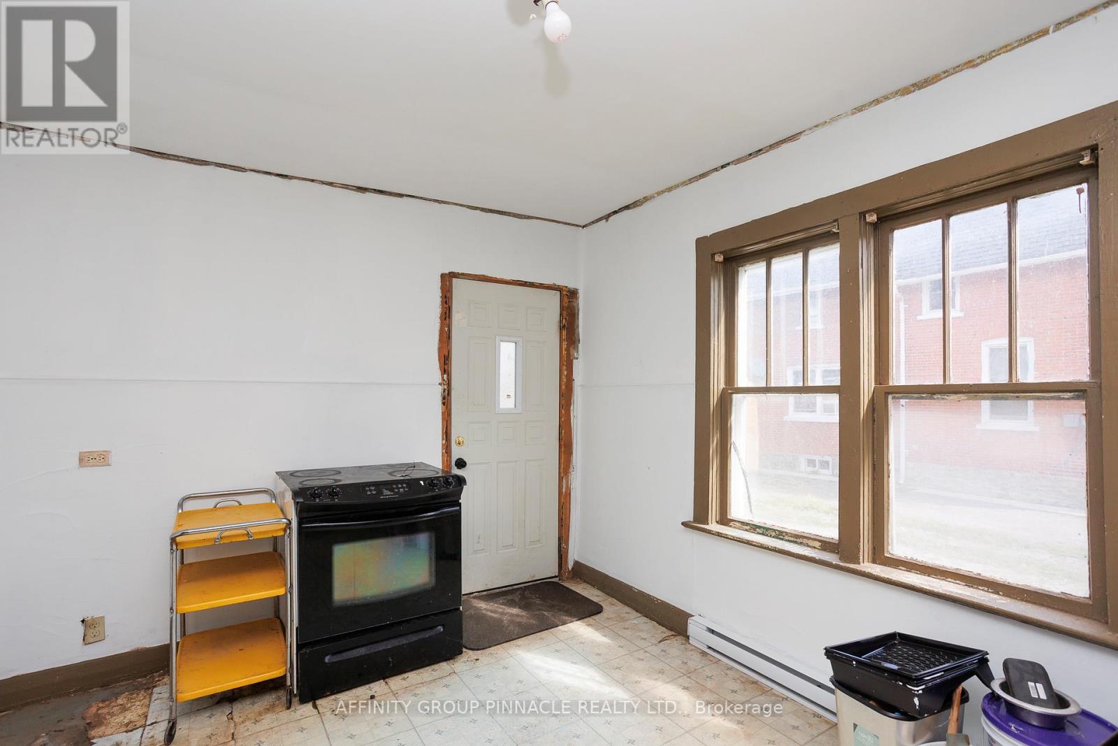 106 Russell Street W, Kawartha Lakes (Lindsay), Ontario  K9V 2X4 - Photo 10 - X12840874