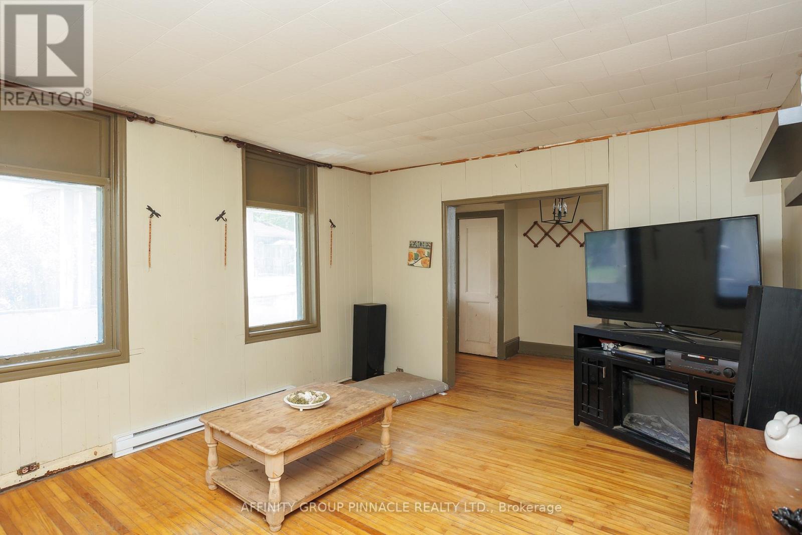 106 Russell Street W, Kawartha Lakes (Lindsay), Ontario  K9V 2X4 - Photo 15 - X12840874