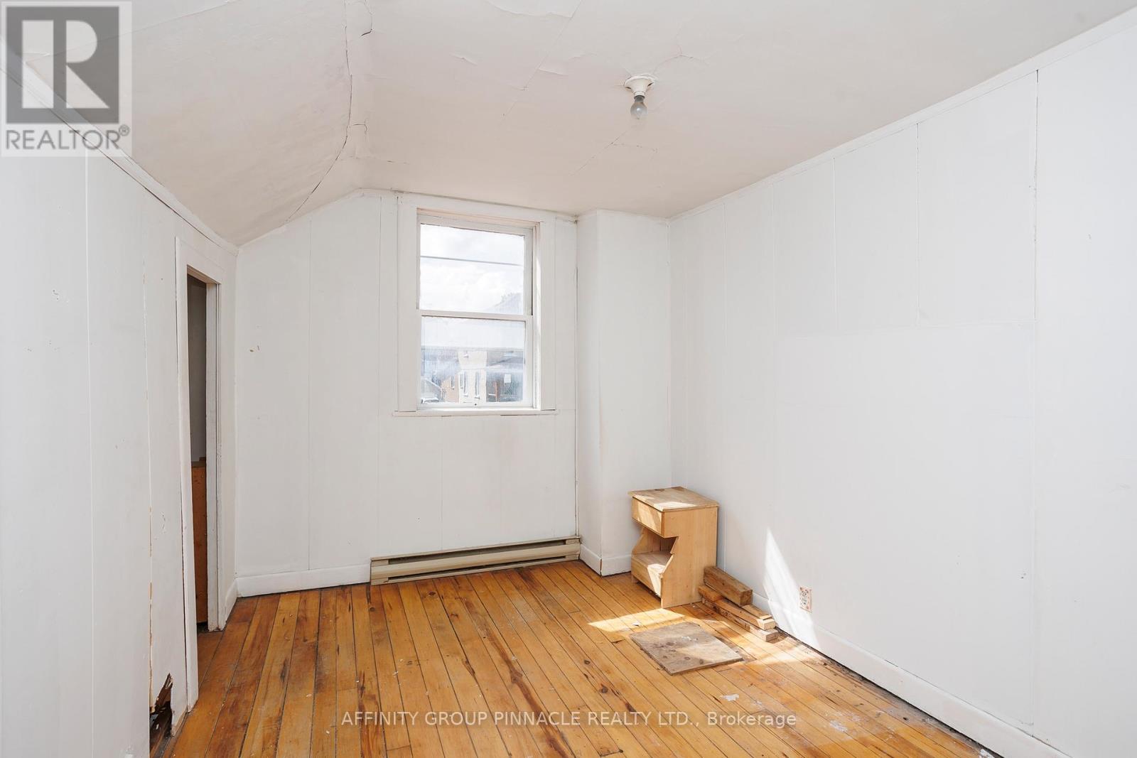 106 Russell Street W, Kawartha Lakes (Lindsay), Ontario  K9V 2X4 - Photo 18 - X12840874